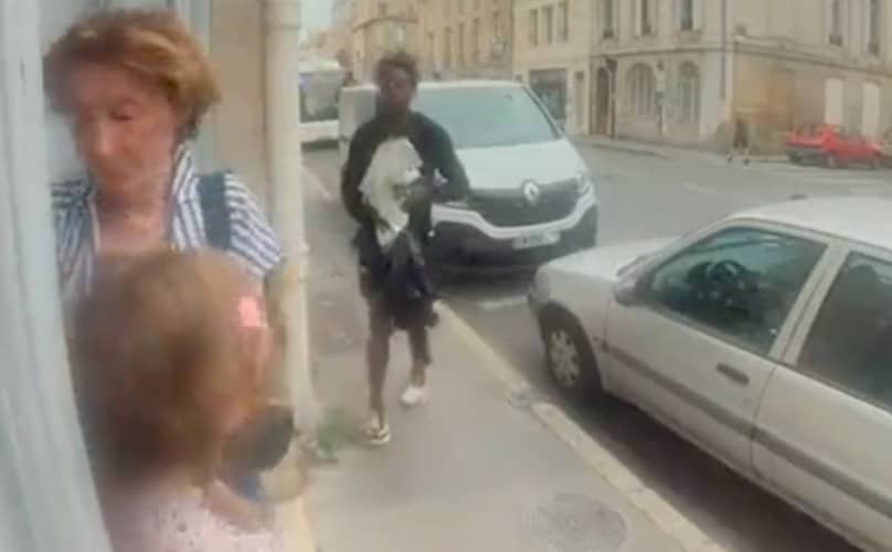  POGLEDAJTE! Afrički migrant otima dete u sred bela dana u Francuskoj (UZNEMIRUJUĆI VIDEO)