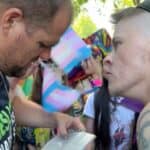 Pogledajte! Transvestiti i homoseksualci maltretiraju hrišćanskog vernika koji čita Bibliju i moli se