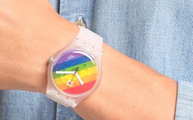  Vlasti Malezije zaplenile stotine satova marke “Swatch” zbog LGBT boja! U ovoj zemlji homoseksualnost se kažnjava zatvorom