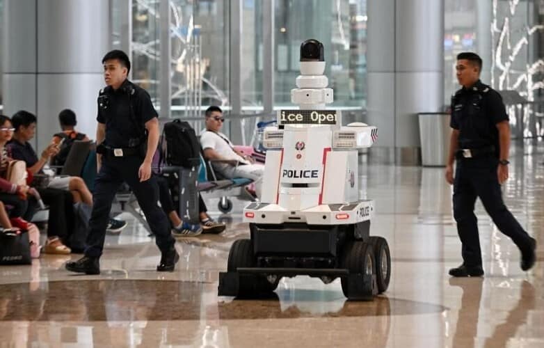  Kao u “Black Mirror-u”! ROBOTI patroliraju na aerodromu u Singapuru (VIDEO)