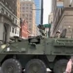 Vanredno stanje u SAD! Vojska, tenkovi i oklopna vozila izašli na ulice, borbeni avioni u vazduhu a niko ne zna šta se zapravo dešava (VIDEO)