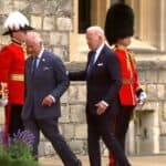 BAJDEN ne može da hoda, pridržava se za Kralja Čarlsa u toku posete Vindzoru (VIDEO)