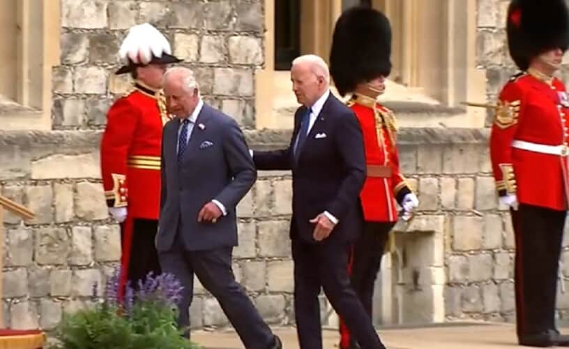  BAJDEN ne može da hoda, pridržava se za Kralja Čarlsa u toku posete Vindzoru (VIDEO)