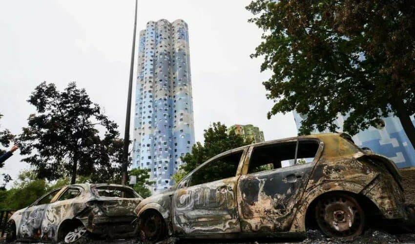  Više od milijardu dolara štete nakon nedelju dana nasilja u Francuskoj- 1200 zgrada i 6000 vozila spaljeno