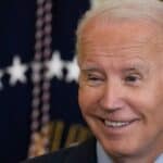 Internet eksplodirao! Bajden uhvaćen kako "njuška" malo dete: "Ne govori mami šta sam ti rekao" (VIDEO)