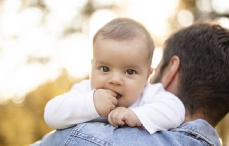  Ludilo: CDC izdao vodič za biološke muškarce koji “doje” novorođenčad