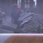 Lažni snimci? Ukrajinka snimljena kako nosi nekoliko velikih ploča od "betona" nakon navodnog ruskog napada