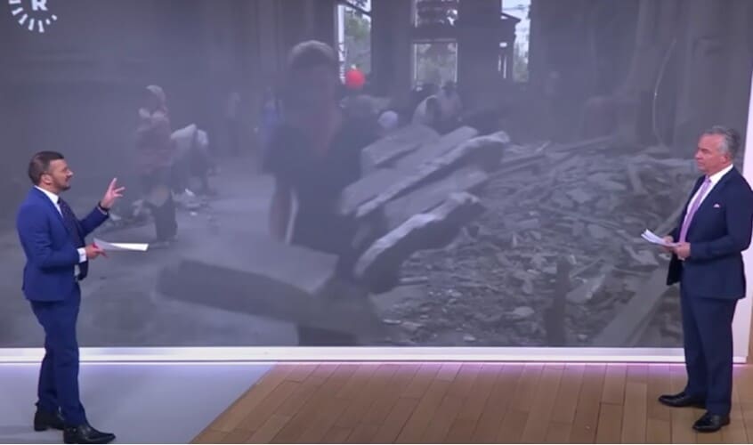  Lažni snimci? Ukrajinka snimljena kako nosi nekoliko velikih ploča od “betona” nakon navodnog ruskog napada
