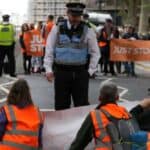 Velika Britanija: Novi zakon za demonstrante, ko blokira ulicu i do 3 godine zatvora