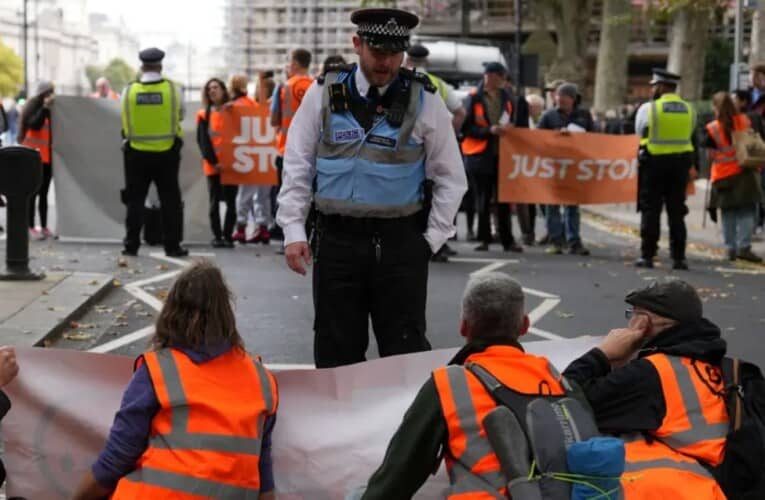  Velika Britanija: Novi zakon za demonstrante, ko blokira ulicu i do 3 godine zatvora