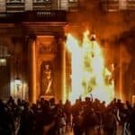 Francuska nastavlja da gori! Demonstranti nose puške, gore i stambeni kompleksi (VIDEO)