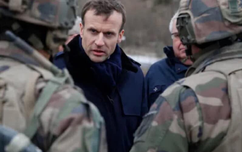  Francuska vojska kaže da je spremna da uhapsi Makrona zbog izdaje