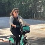 HIT! Španska ministarka za ekologiju biciklom ide na "klimatsku konferenciju" dok je obezbeđenje prati u automobilima koji šta? Zagađuju