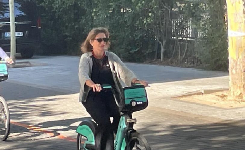  HIT! Španska ministarka za ekologiju biciklom ide na “klimatsku konferenciju” dok je obezbeđenje prati u automobilima koji šta? Zagađuju