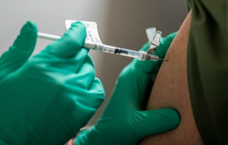  Studija: Mnoge zdravstvene klinike su izgubile radnike zbog obavezne vakcinacije protiv COVID-19