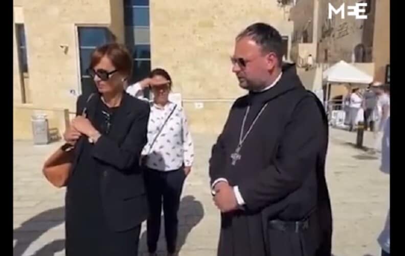  Izraelski zvaničnik naredio katoličkom svešteniku da sakrije svoj krst dok posećuje Zapadni zid