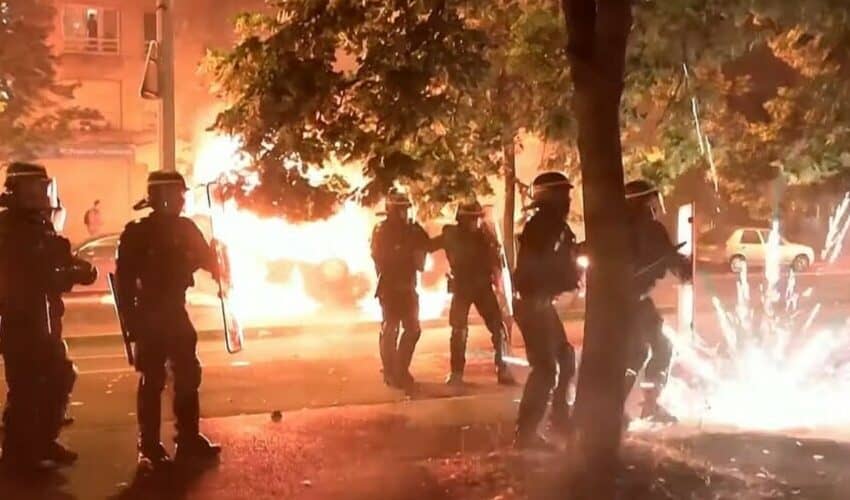  Francuzi hrle u stranke desnog bloka nakon haosa koji je zapalio zemlju