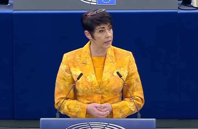  Članica Evropskog Parlamenta poručila SZO-u: Uništićemo vas, nemate prava da diktirate (VIDEO)