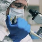 Mikrobiolog: „Stavljaju hemikalije koje izazivaju rak u kovid vakcine“