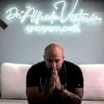 Meksički lekar i voditelj koji je u svom programu vakcinisao goste IZNENADA UMRO od srčanog udara (FOTO)