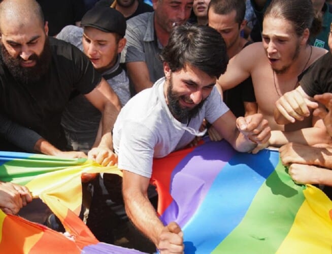  Sprečena Parada “ponosa” u Gruziji! ZAPALJENO NA STOTINE LGBTQ zastava (VIDEO)