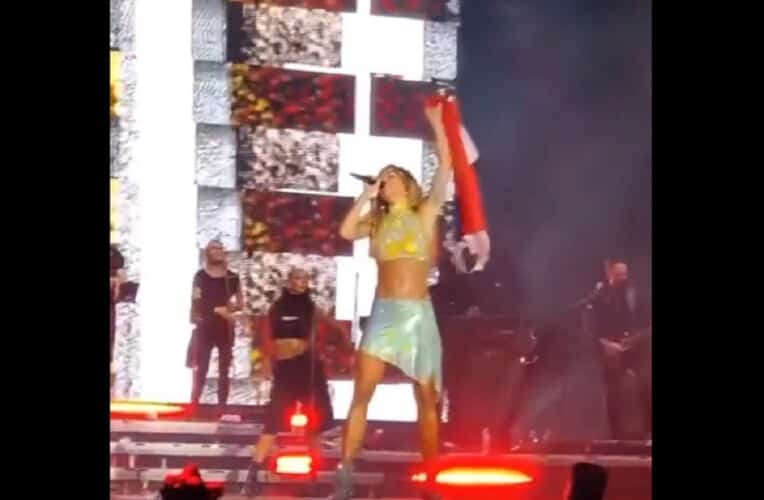  “Nisam znala”! Šiptarska pevačica Rita Ora na udaru svoje plemenske zajednice jer se ogrnula SRPSKOM ZASTAVOM (VIDEO)