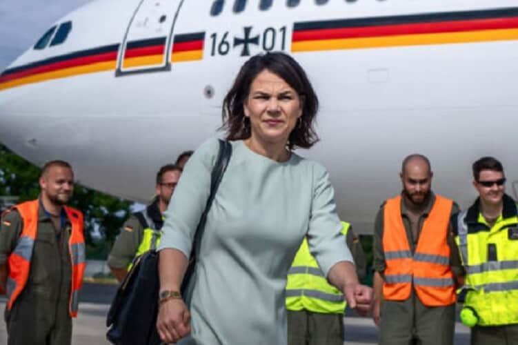  HIT! Avion zelene agendašice i MSP Nemačke Analene Berbok prosuo 80 tona keroizona u atmosferu
