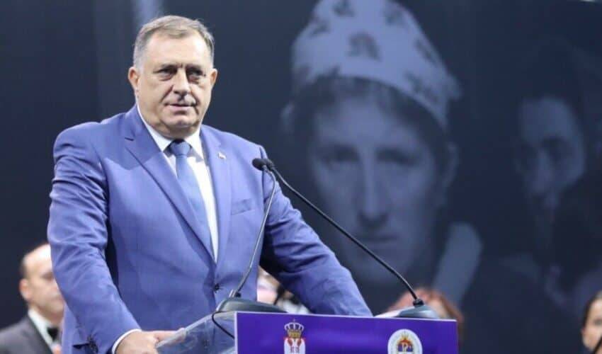  Na obeležavanju “Oluje” dok je Dodik govorio o žrtvama “greškom” prikazana slika muslimanskih izbeglica iz BiH