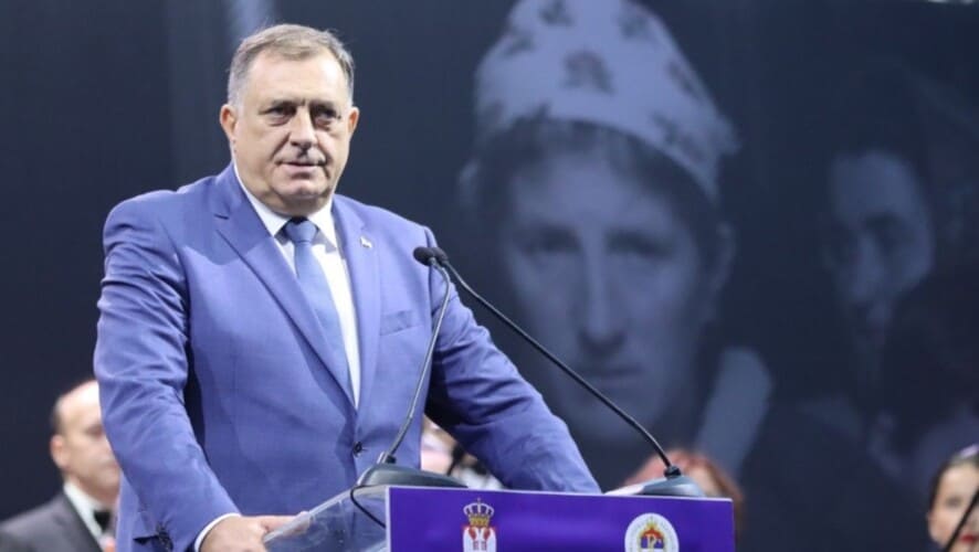 Na obeležavanju "Oluje" dok je Dodik govorio o žrtvama "greškom" prikazana slika muslimanskih izbeglica iz BiH