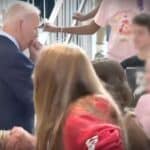 Džo Bajden ruši narativ levičarskih medija: Ne nosi masku i kašlje na školsku decu