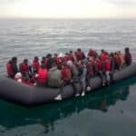 Humani zapad! Velika Britanija će kačiti nanogice migrantima koji pristignu na ostrvo kako bi mogli da ih prate