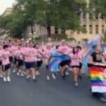 Da li nam ovo treba? Gej paradu u Teksasu predvodili školarci (VIDEO)