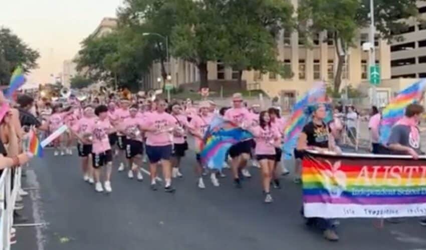  Da li nam ovo treba? Gej paradu u Teksasu predvodili školarci (VIDEO)