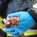 Feminizam? Žena koja je rekla „Ne treba mi muškarac“ zvala vatrogasce kada je ostala zarobljena ispod kauča