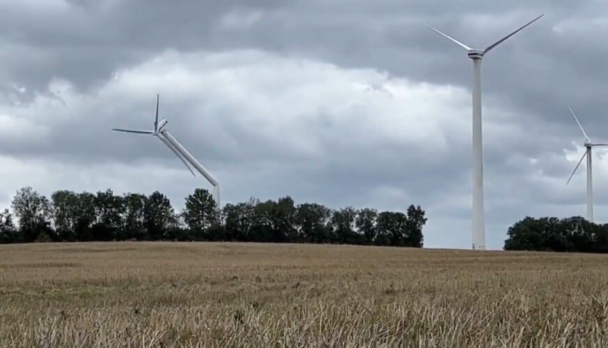 Neodrživi razvoj! Pogledajte kako VETROTURBINA u Nemačkoj pada iz čista mira (VIDEO)