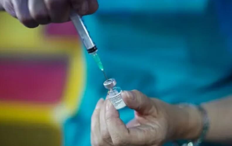  Velika Britanija: Ukinuta preporuka za vakcinaciju mlađih od 65 godina