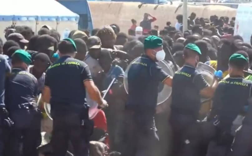  Uvedeno vanredno stanje! Na italijansko ostrvo Lampeduza koje ima 6000 stanovnika u danu stiglo 8000 afričkih migranata (VIDEO)