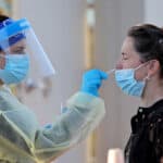 KREĆEMO! Zdravstvene ustanove u Srbiji vraćaju MERE protiv COVID-a: Od maski do testiranja uz staru dobru propagandu medija