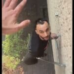 Pogledajte! Naoružani MIGRANT se penje uz merdevine i upada u stan - ljudi bespomoćni (VIDEO)