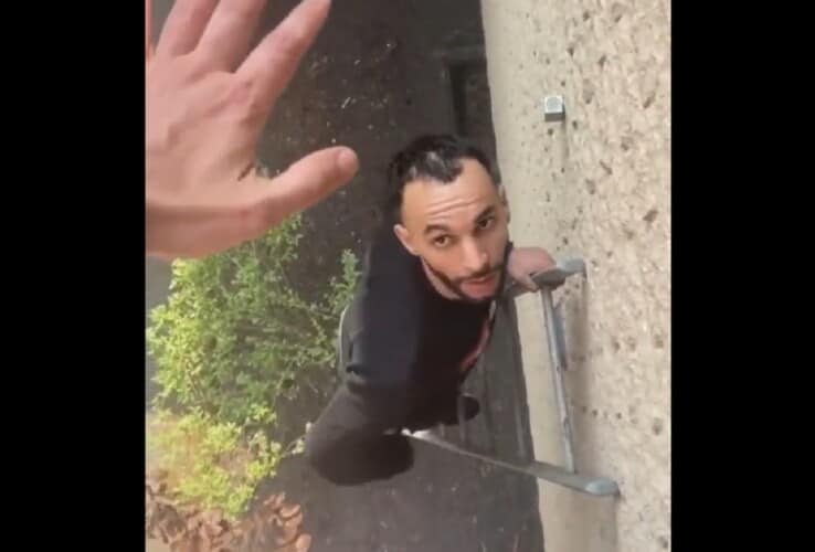  Pogledajte! Naoružani MIGRANT se penje uz merdevine i upada u stan – ljudi bespomoćni (VIDEO)
