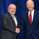 Bajden naleteo na zastavu, igrao se sa slušalicom na neugodnoj konferenciji za novinare sa brazilskim predsednikom Lulom