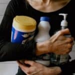 Proizvodi za čišćenje u domaćinstvu emituju stotine opasnih hemikalija — neki mesecima!