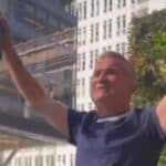 Srđan Đoković ponovo peva na balkonu i to u Njujorku - "Gledam kapu đeda svoga" (VIDEO)