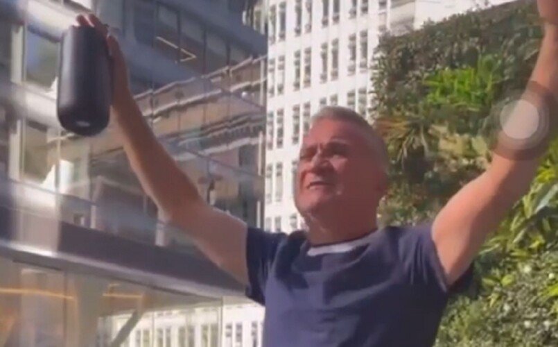  Srđan Đoković ponovo peva na balkonu i to u Njujorku – “Gledam kapu đeda svoga” (VIDEO)