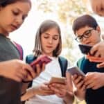 Roditelji u Irskoj doneli odluku da zabrane deci korišćenje mobilnih telefona