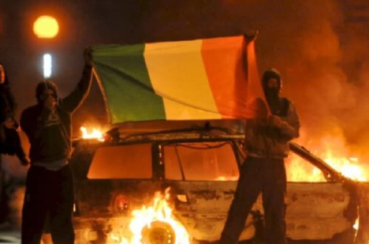  Severna Irska: Policija hapsi članove Nove Irske Republikanske Armije – Neredi, ima povređenih a oružje je iz Ukrajine