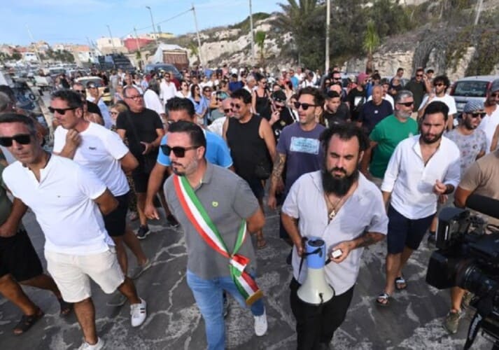  Migrantska kriza u Italiji: Protesti na ostrvu Lampeduza čekaju Ursulu fon der Lajen i premijerku Meloni