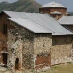 Šiptari upali u Manastir Banjska, opkolili poklonike i sveštena lica. Čuju se pucnji ali se ne čuje Vučić