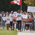 Pogledajte! Masovni protesti u Kanadi protiv LGBT INDOKTRINACIJE(VIDEO)