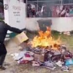 Ljuti roditelji u Meksiku spaljuju udžbenike zaražene 'virusom komunizma' u znak protesta protiv liberalne indoktrinacije